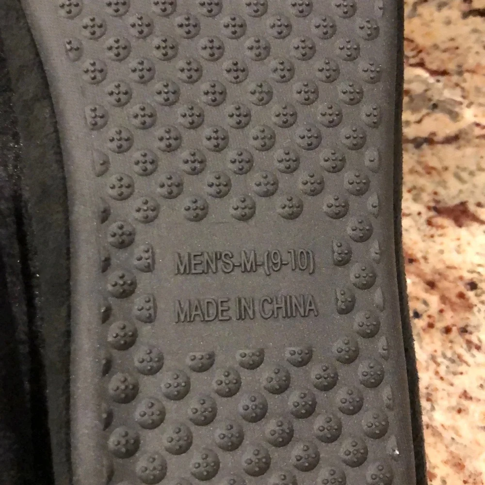 True Religion M (9-10) Slippers
